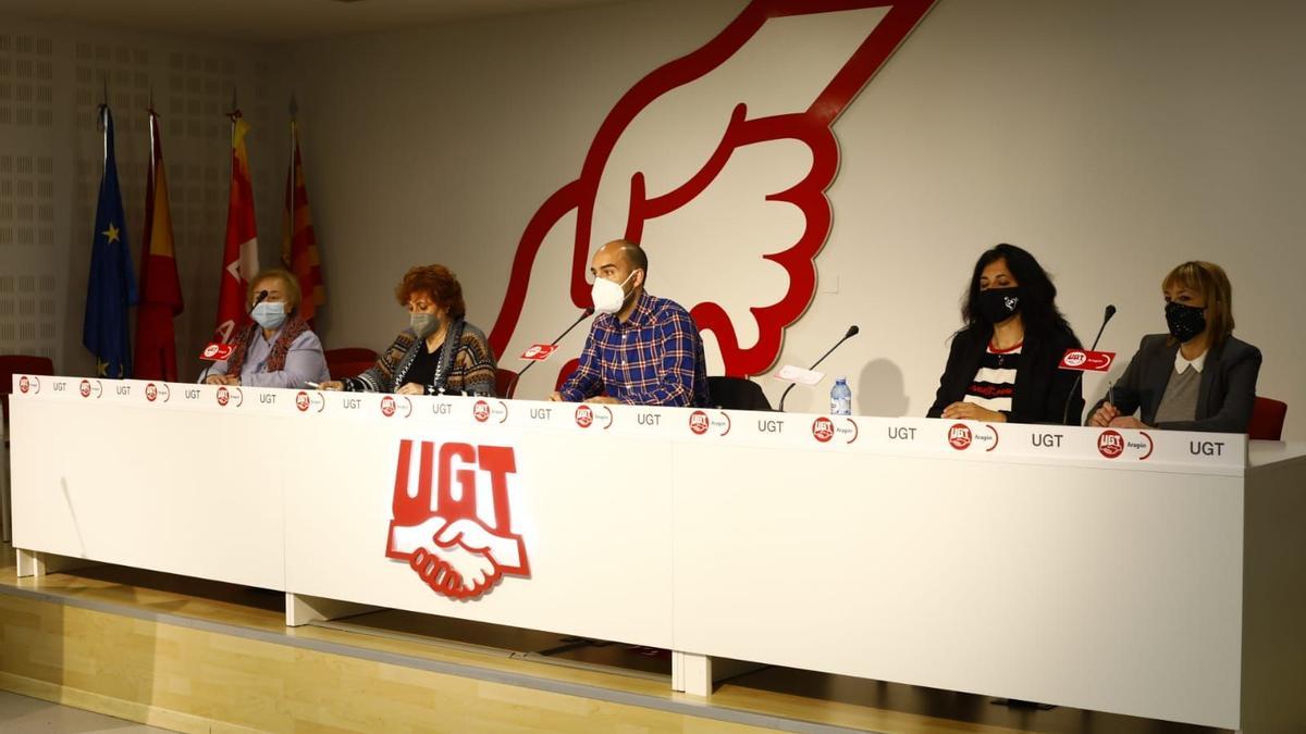 Trabajadores de la Fundación CAI en la rueda de prensa ofrecida este martes en la sede de UGT en Zaragoza.