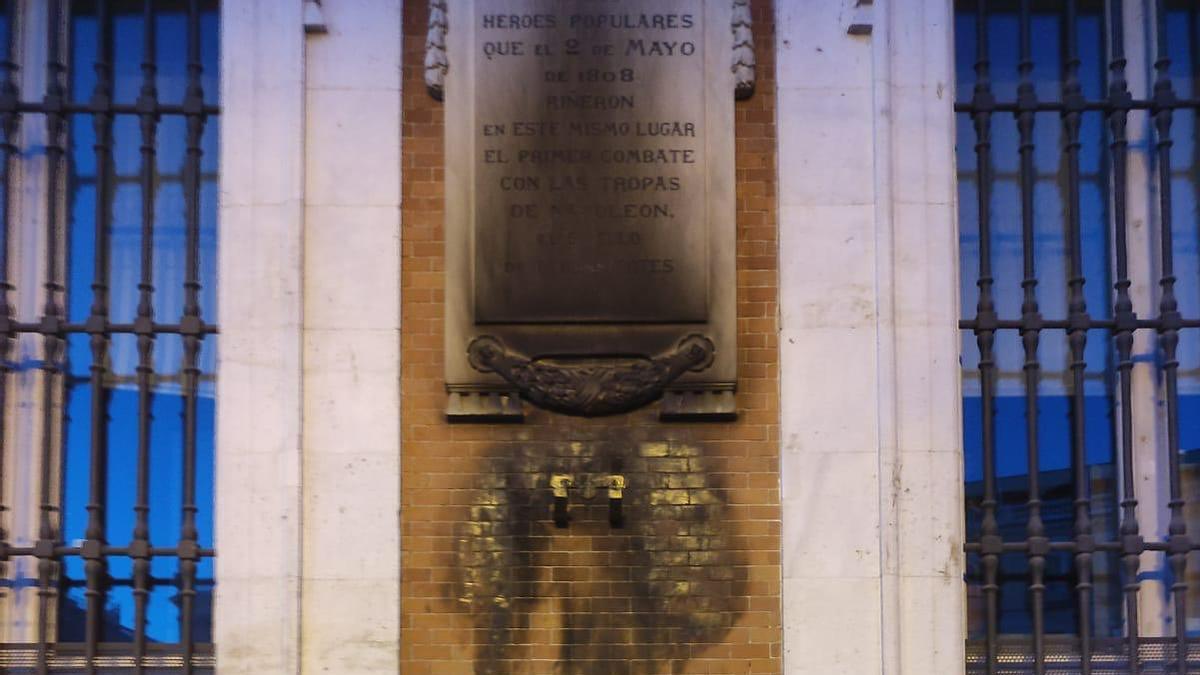 Placa quemada a los héroes populares del 2 de mayo, en la fachada de la Real Casa de Correos.