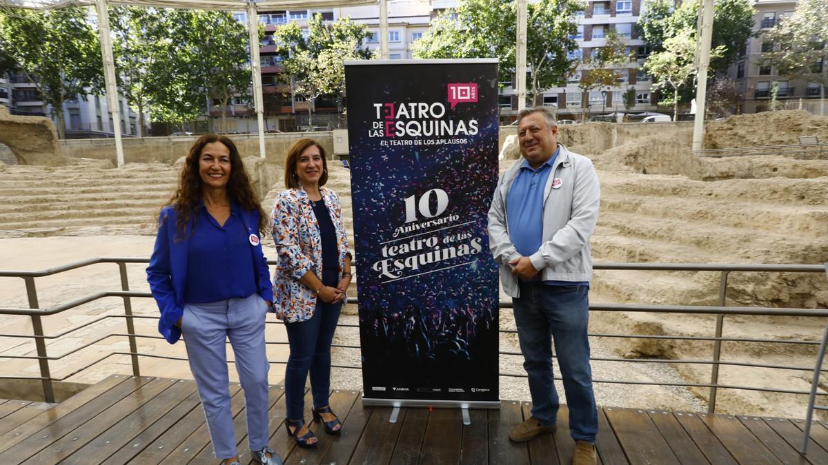 María López-Insausti, Sara Fernández y Alfonso Gómez, en el Teatro Romano de Zaragoza.