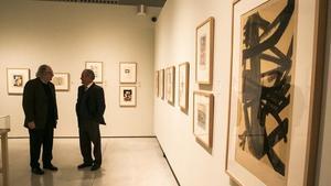 José Mª Sen Tato, a la izquierda, y Vicente Saavedra, en un apartado de la exposición.