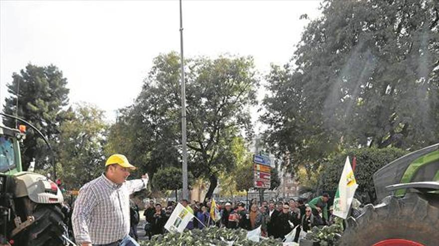 Los agricultores mantienen su pulso en la calle por los precios