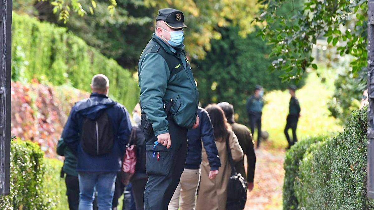 Acceso de la comitiva judicial al pazo, con un agente de la Guardia Civil en primer término. |   // C. PARDELLAS