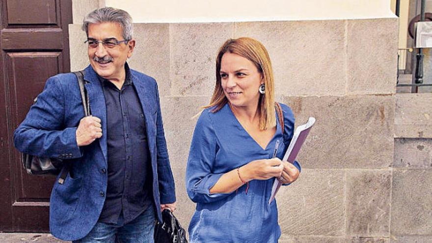 Román Rodríguez y Noemi Santana dejan el Parlamento para acudir a la reunión, ayer.