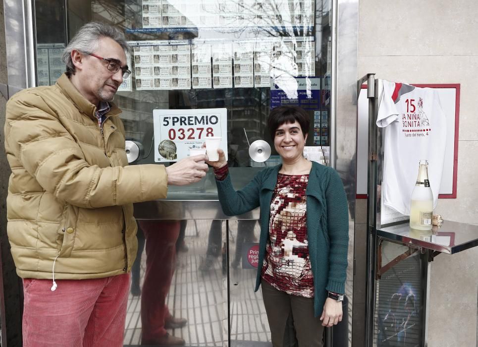 La administración número 15 de Pamplona ubicada en el número 4 de la calle Fuente del Hierro ha repartido 900.000 euros de un quinto premio, el 03.278, en el sorteo de Navidad que se celebra hoy en Madrid. Esta administración, denominada "La Niña Bonita", ha vendido en concreto 15 series (150 décimos) del 03.278, dotado con 60.000 euros la serie y con 6.000 euros cada décimo, ha explicado a Efe el propietario del establecimiento, José María Tovar Barge (i). EFE