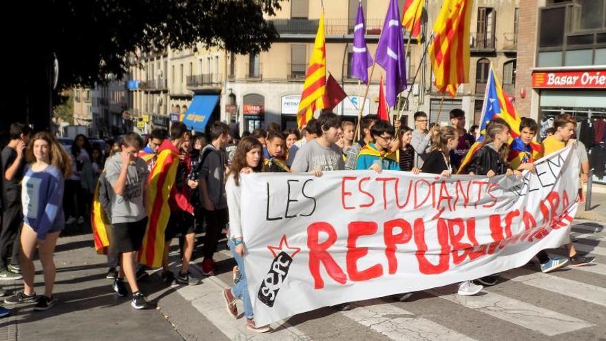 La manifestació enfilant la Muralla del Carme