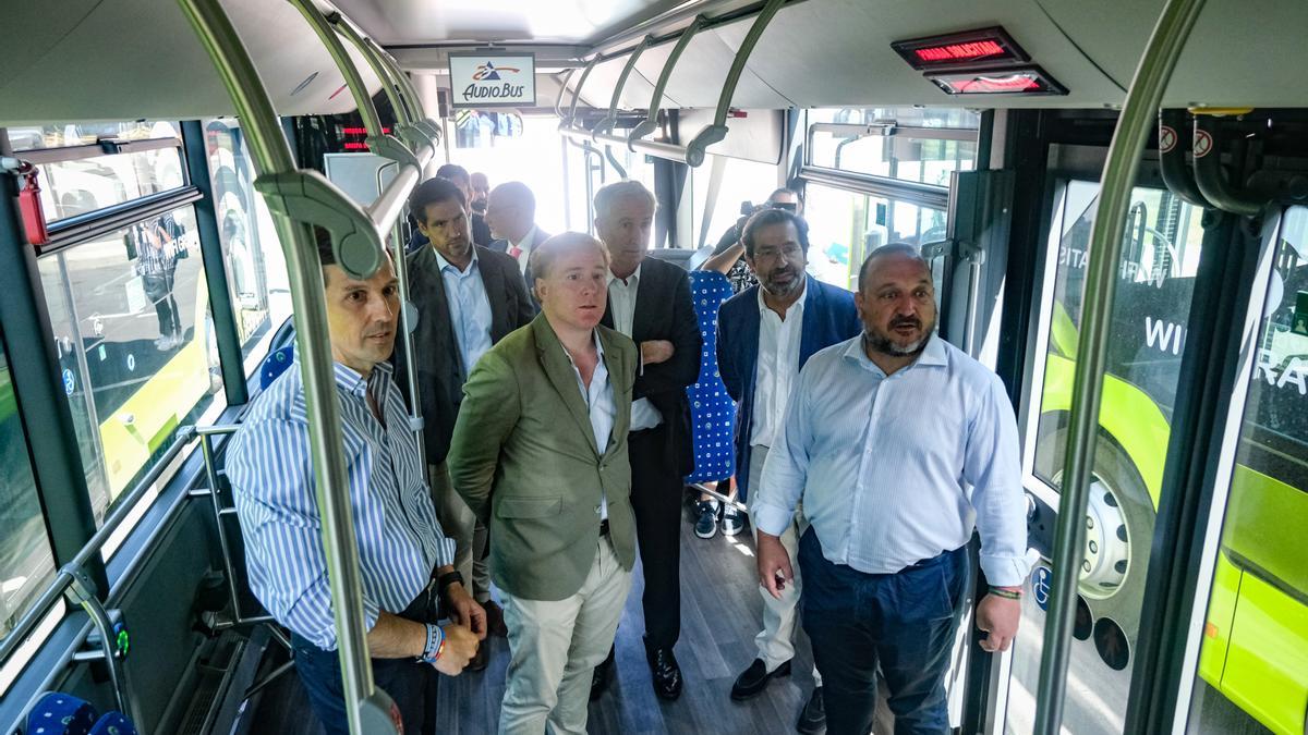 Jesús Cosaldo, a la derecha, durante la presentación de los nuevos autobuses en julio de 2022, en su anterior etapa como concejal de Transportes.