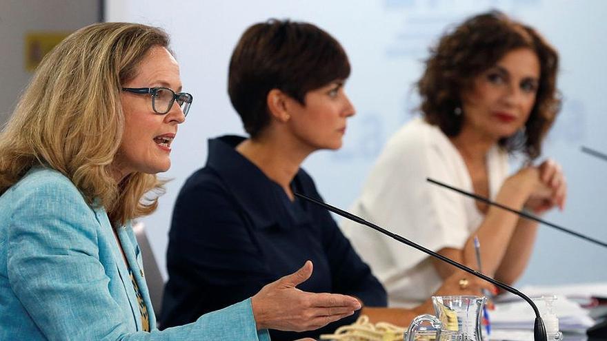 La ministra de Economía, Nadia Calviño, junto a la portavoz del Gobierno, Isabel Rodríguez, y la ministra de Hacienda, María Jesús Montero.