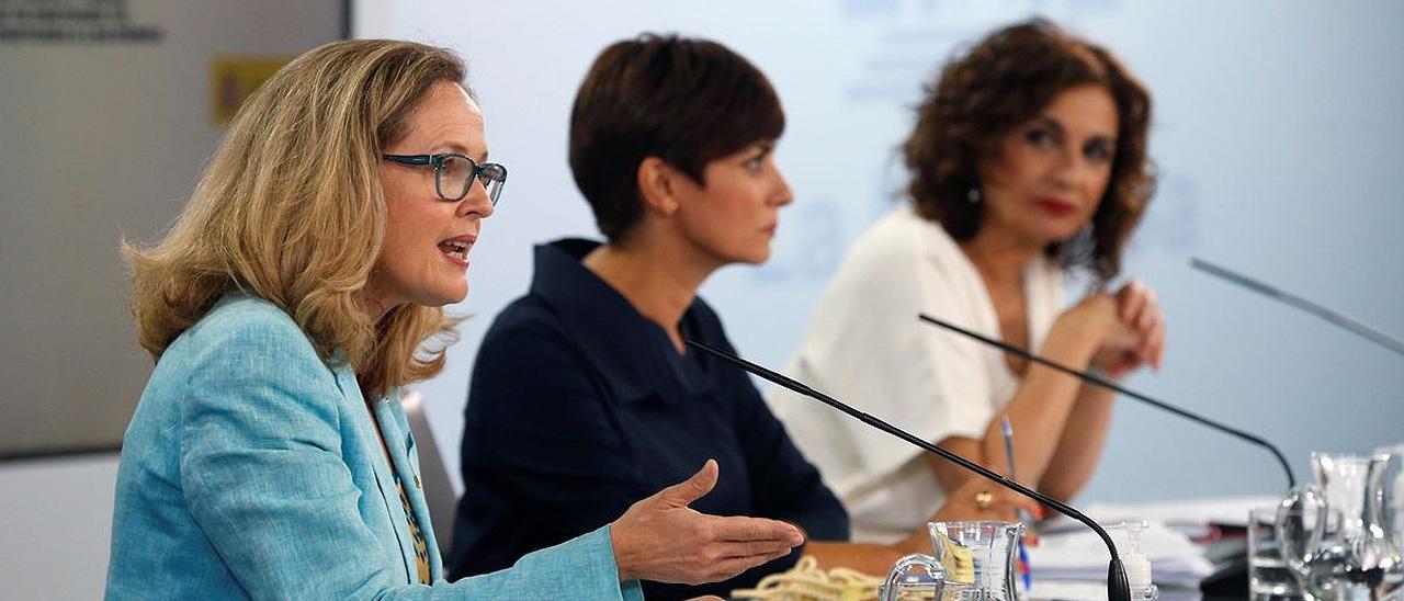 La ministra de Economía, Nadia Calviño, junto a la portavoz del Gobierno, Isabel Rodríguez, y la ministra de Hacienda, María Jesús Montero.