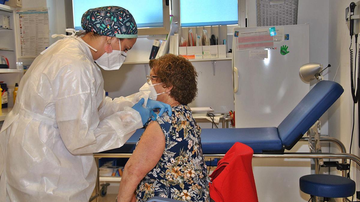 Una enfermera vacuna con 
Janssen en el centro de salud  
de Vall d’Alba. GVA