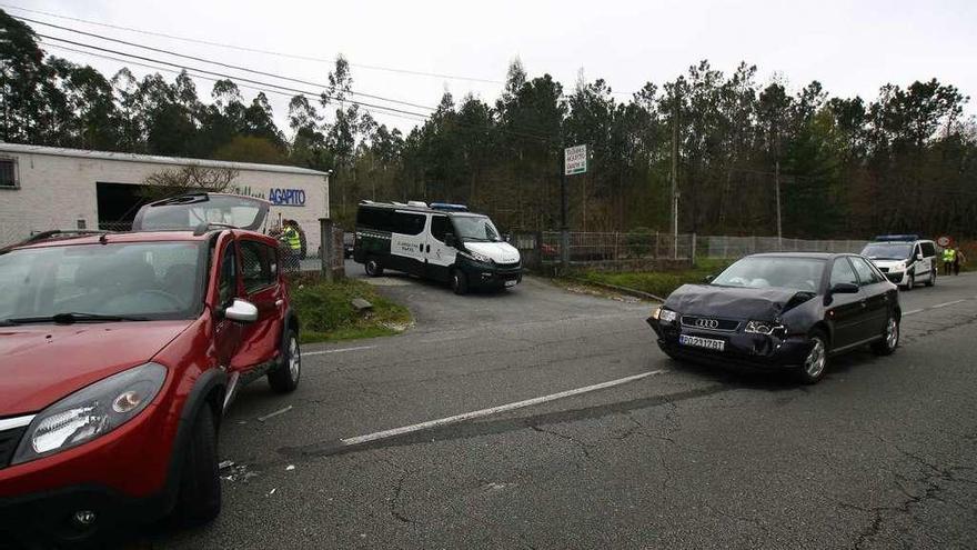 Estado en que quedaron los vehículos tras el impacto, en la carretera EP-7001. // Bernabé/Adrián Rei