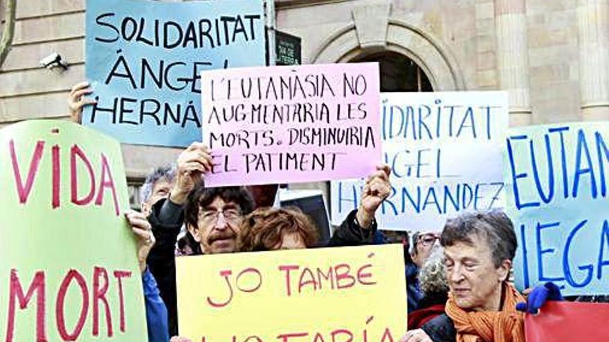 Concentració a Barcelona per demanar que es legalitzi l&#039;eutanàsia.