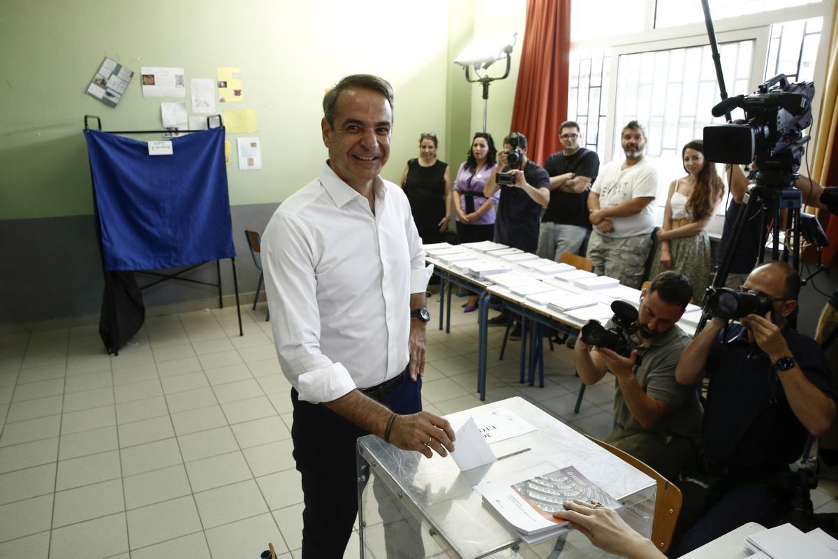 Kyriakos Mitsotakis vota en las elecciones de Grecia