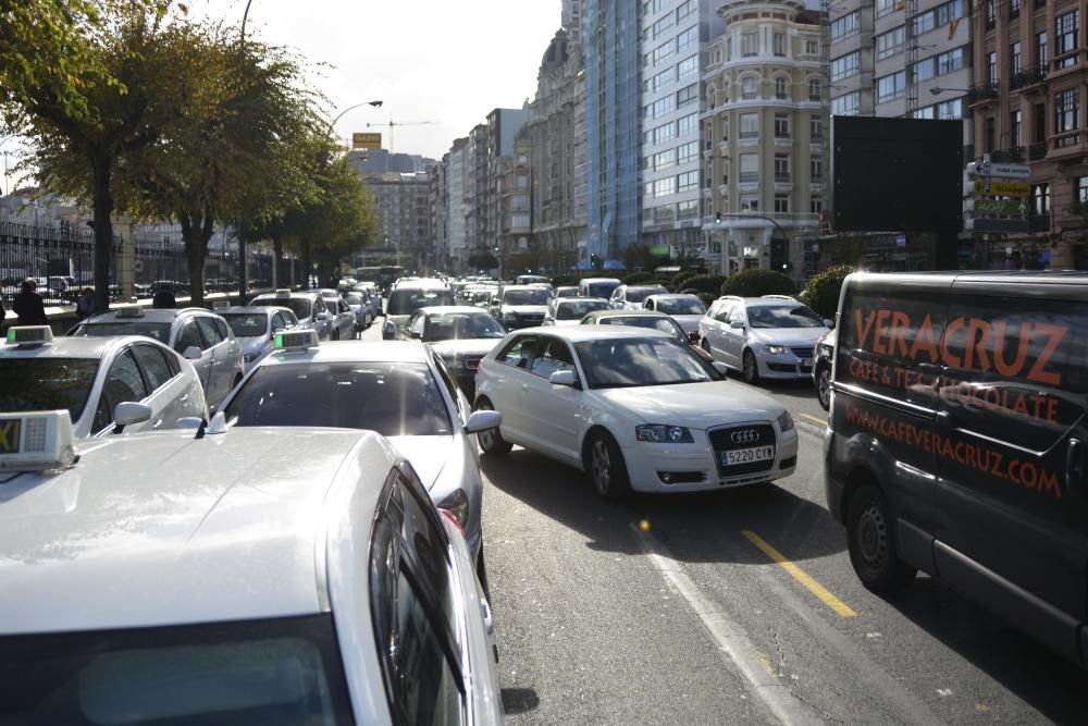 Taxistas de la ciudad marchan en caravana por A Coruña dentro de una jornada de protestas del sector del taxi contra los vehículos de transporte colectivo