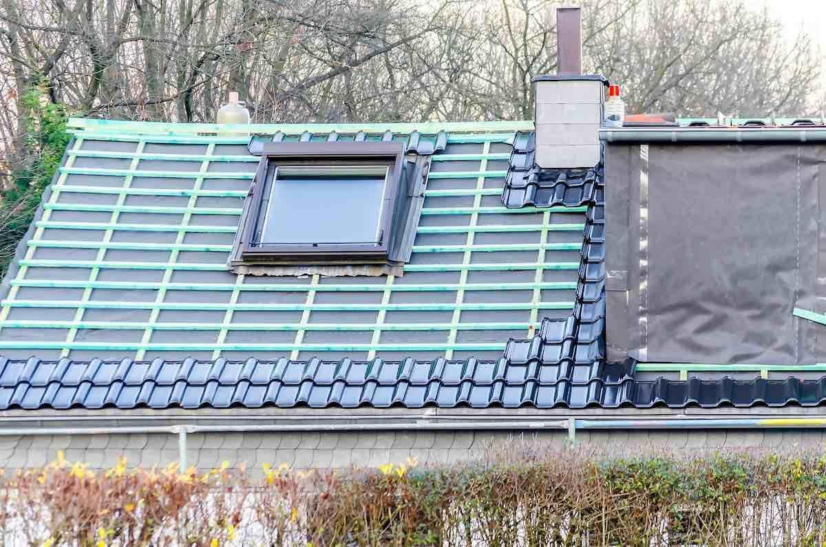 Colocación de tejas solares en una vivienda