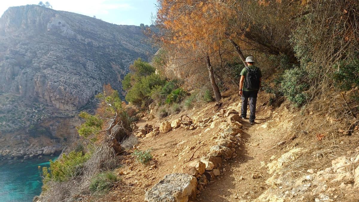 Un excursionista recorre esta bellísima senda litoral