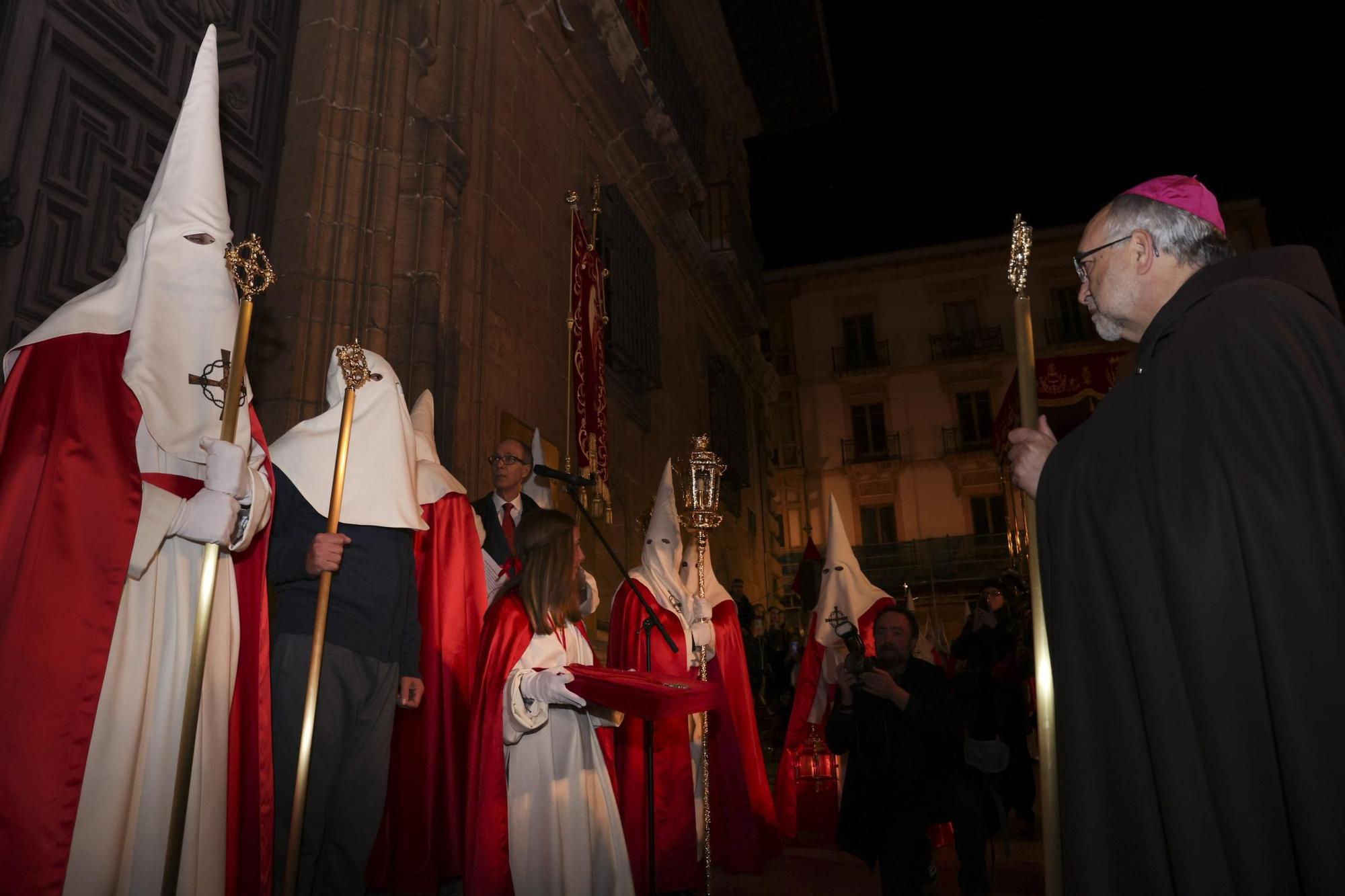"Toda su vida fue maltratado y finalmente alguien miraba por él": las fotos de la procesión de Jesús Cautivo en Oviedo