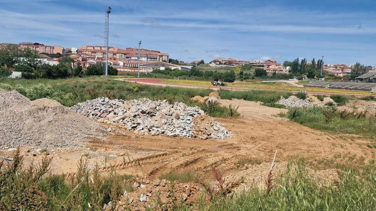 IU pide al Ayuntamiento que diga quien autorizado el vertido de escombros en las pistas deportivas.