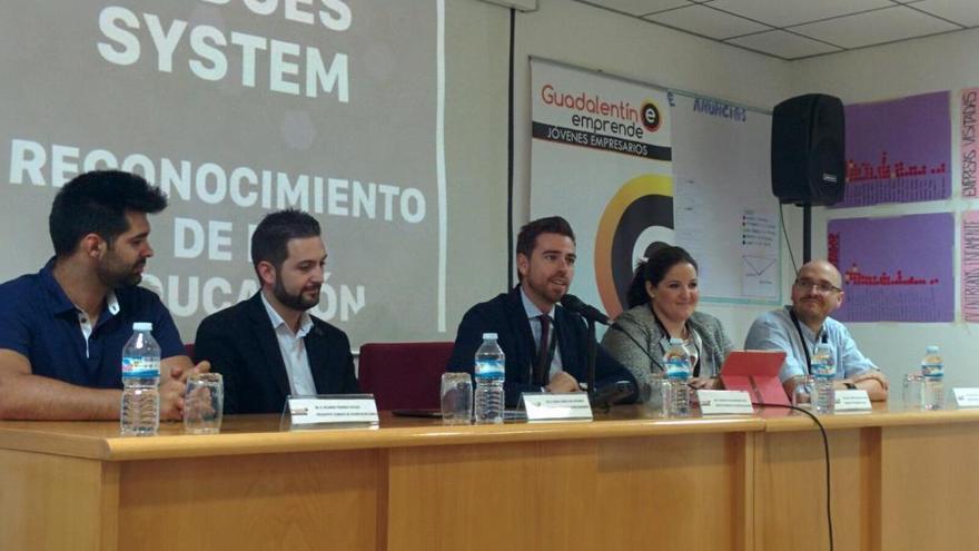 El director general de Juventud, Francisco Sánchez (centro), ayer junto a otros ponentes.