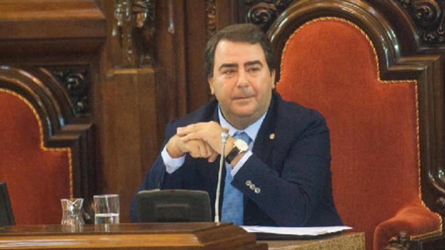 El alcalde de A Coruña, Carlos Negreira (PP), en un pleno. / 13Fotos