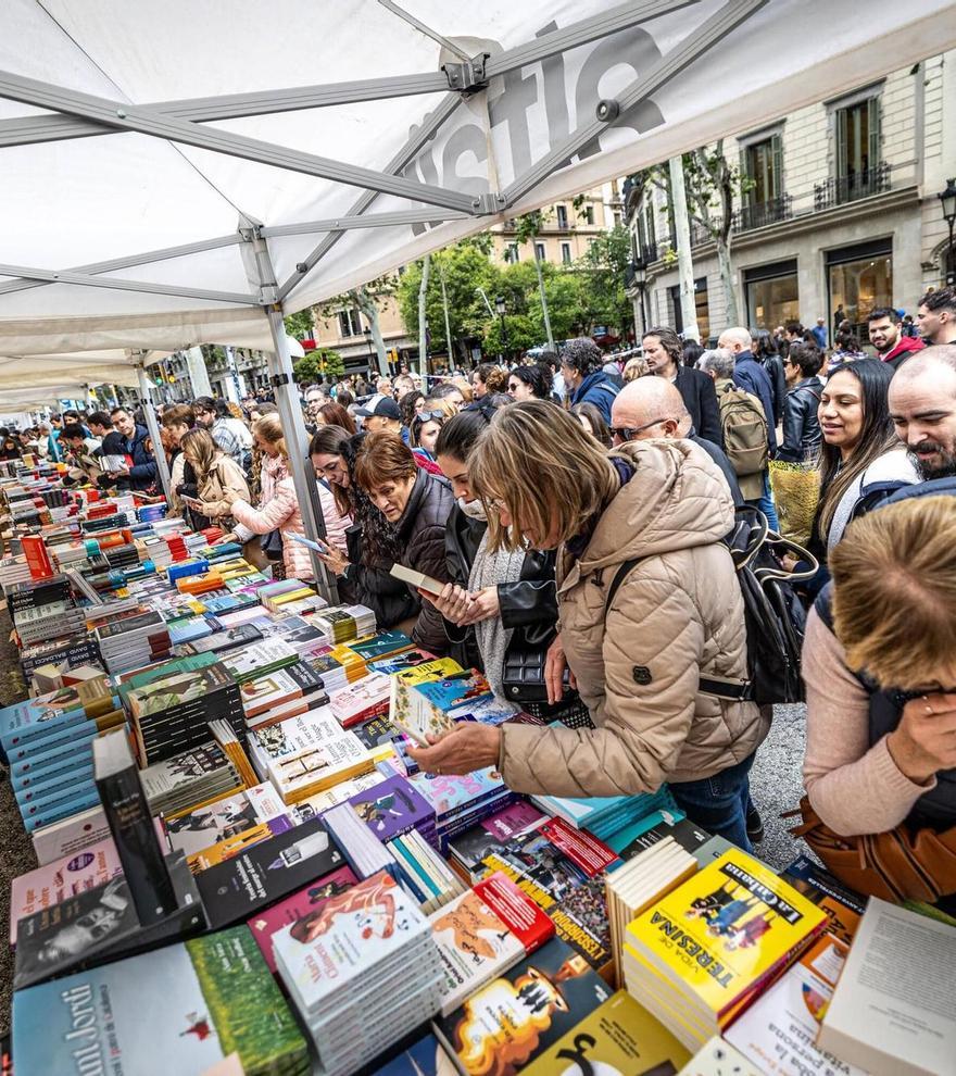 Javier Castillo, Joël Dicker, &#039;Blackwater&#039; y Eva Baltasar, entre las tendencias de Sant Jordi 2024