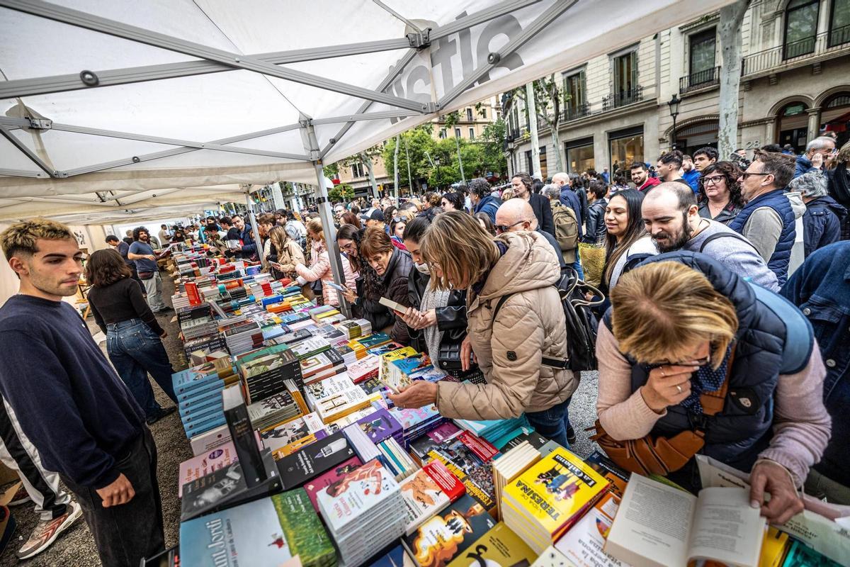 Ambiente en un estand de libros.