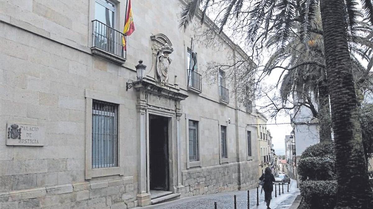 Entrada del TSJEx en Cáceres.