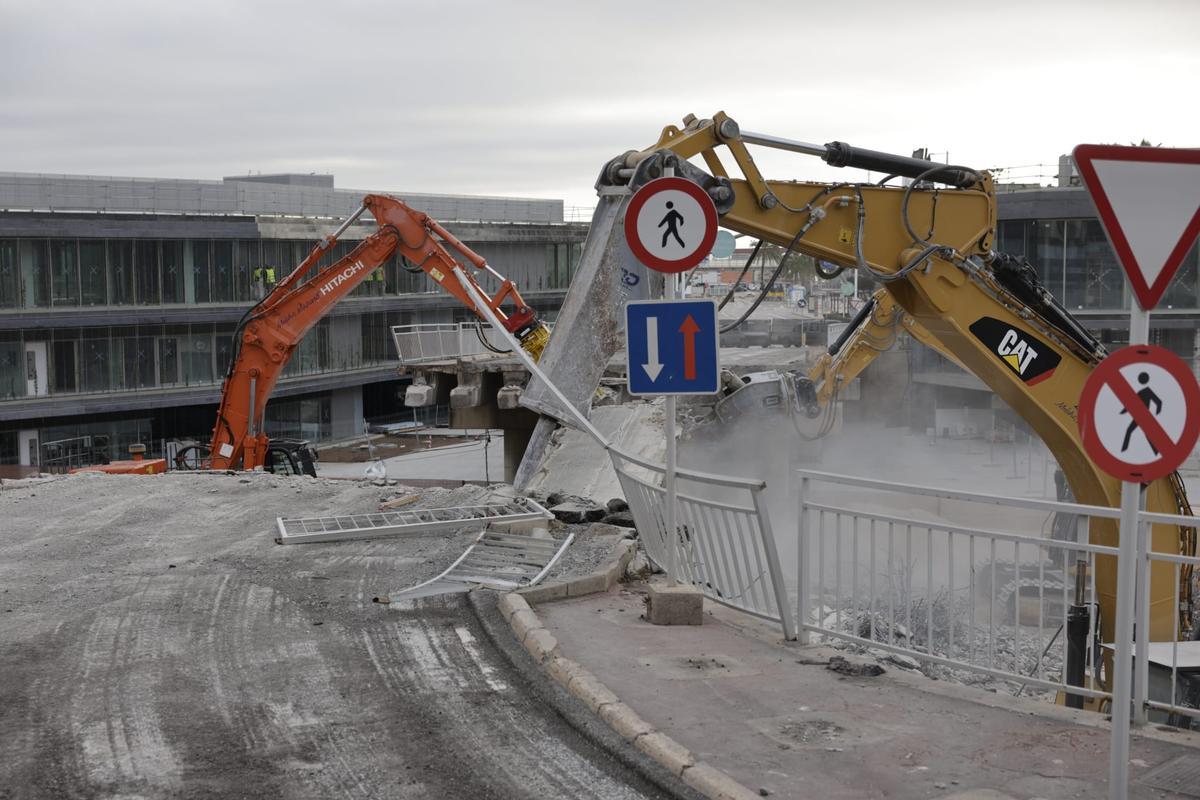 Adiós definitivo a la histórica pasarela del edificio Mediterráneo