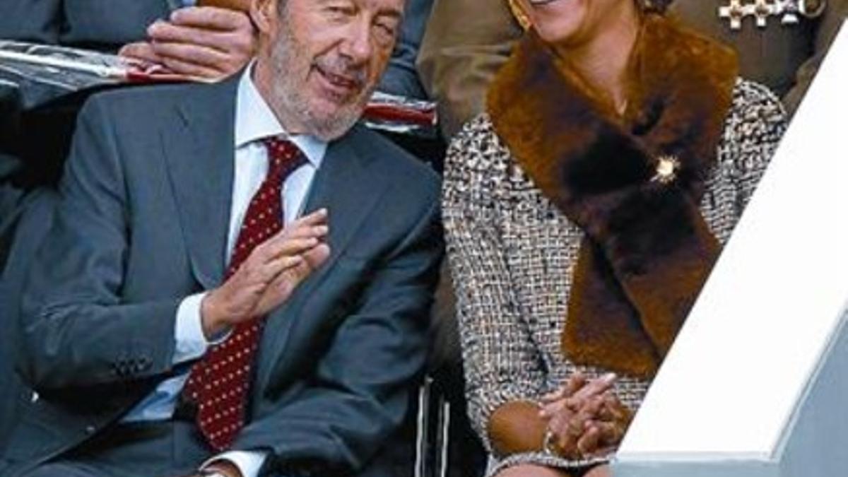 Charla animada 8 Rubalcaba y la infanta Elena, ayer en el desfile.