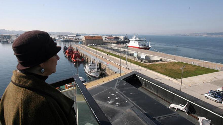 Vista de los silos vacíos en el puerto de Vigo // J. de Arcos