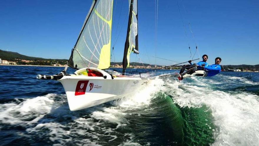 Carlos y Antón Paz, durante un entrenamiento en aguas de la ría de Arousa. // Iñaki Abella