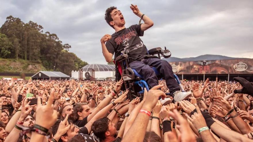 La imagen de un joven en silla de ruedas en un festival heavy que da la vuelta al mundo