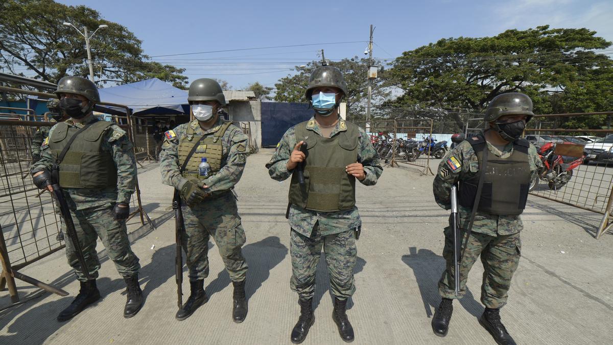 Miembros de las fuerzas de seguridad de Ecuador tras unos enfrentamientos entre bandas en una cárcel de Guayaquil.