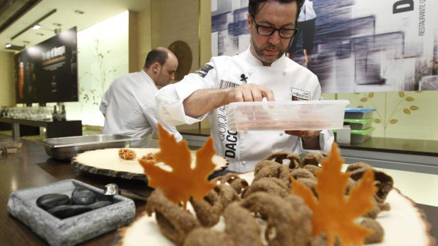 El cocinero Quique Dacosta, preparando una tapa.