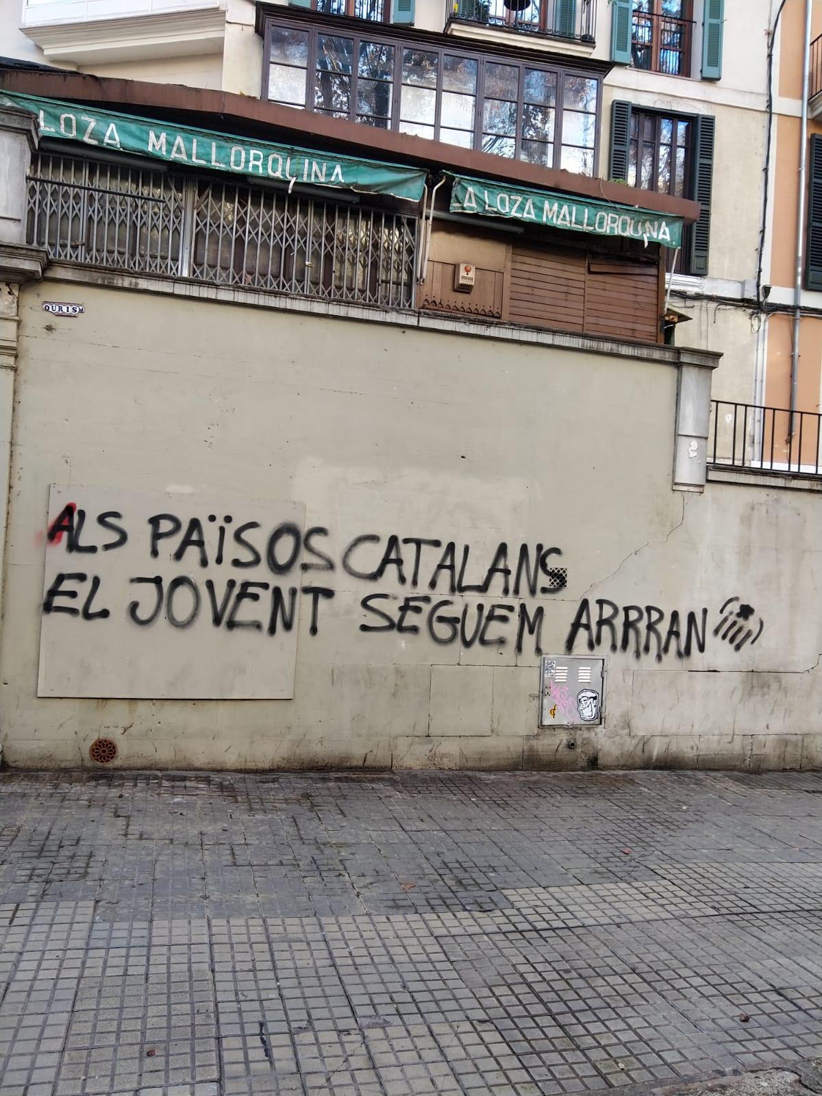 Otra de las pintadas de Arran junto a la Costa del Teatre.