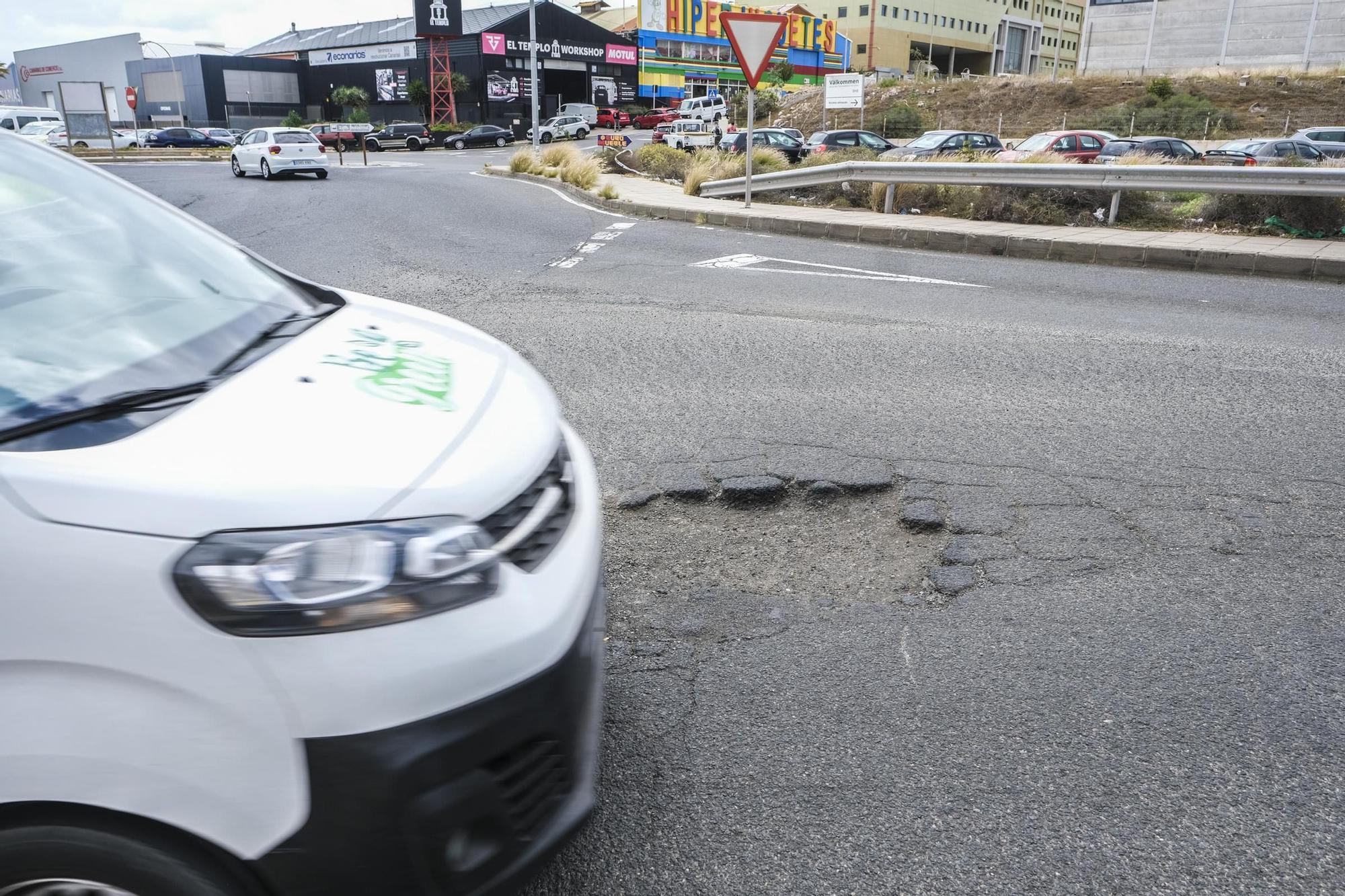 Socavones en el acceso a la GC-1 desde el polígono industrial de Salinetas