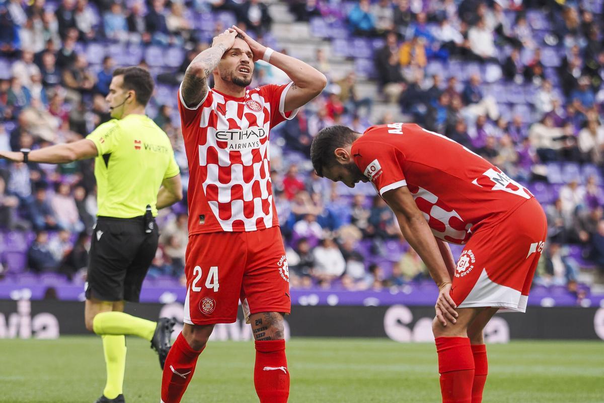 Fotografía de R. García, en la que puede verse en una imagen de archivo del 13 de mayo de 2025 al centrocampista del Girona Cristian Portugués 'Portu' (c), durante un partido. EFE