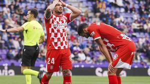 Fotografía de R. García, en la que puede verse en una imagen de archivo del 13 de mayo de 2025 al centrocampista del Girona Cristian Portugués Portu (c), durante un partido. EFE