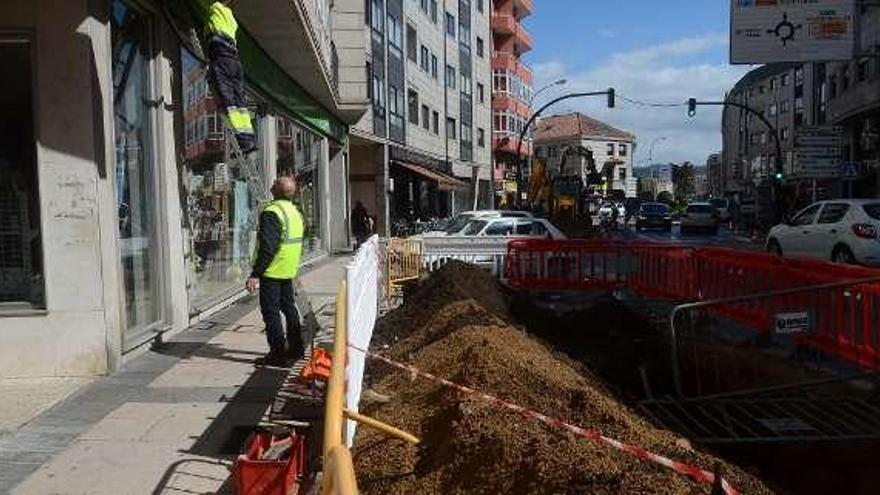 Obras de reparación de la tubería rota en Doutor Tourón. // Noé Parga