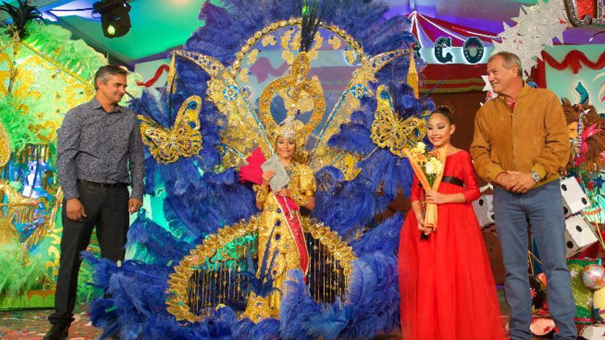 En el centro la reina del Carnaval del Circo de Antigua, Marey Melián junto a Aitana, Cazorla y el edil de Festejos.