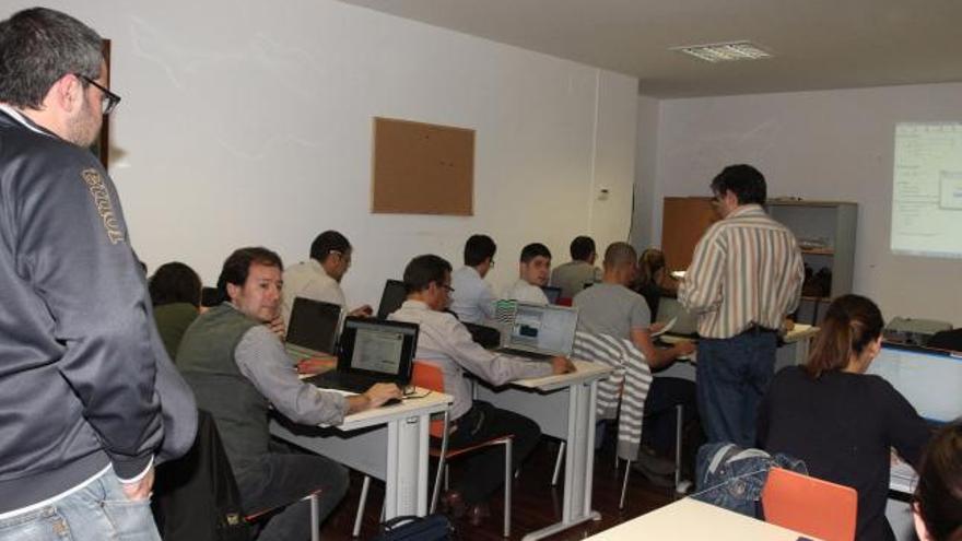 Un grupo de profesionales participa en un curso de eficiencia energética del Colegio de Arquitectos Técnicos.