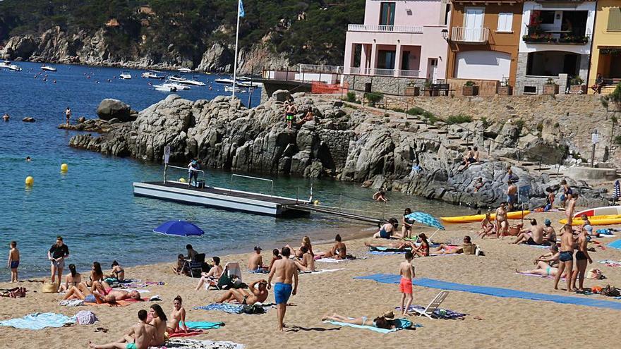 La casa rosa de Calella de Palafrugell, a l’extrem esquerra de la foto, d’arxiu .  | ACN