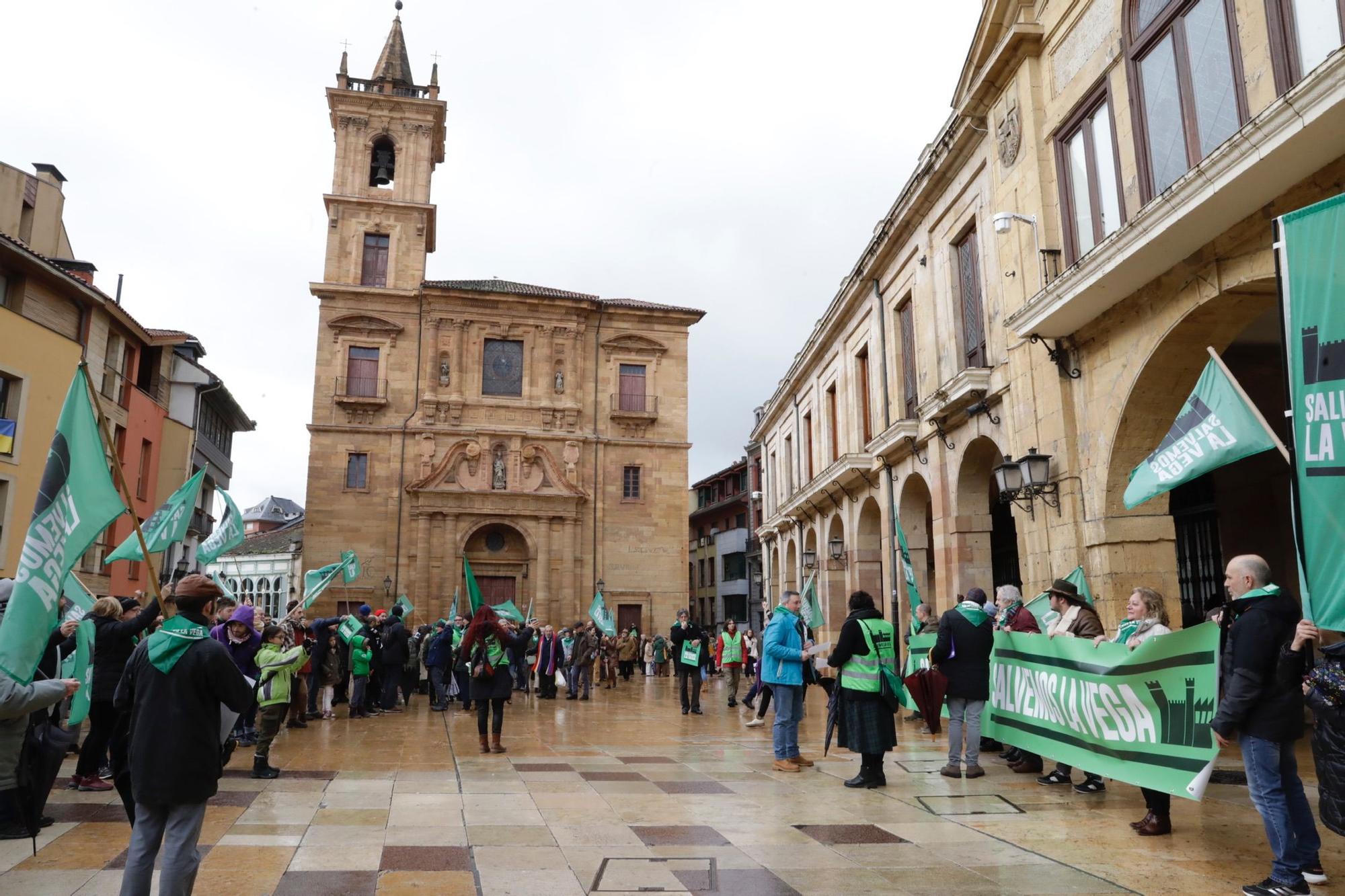 "La Vega no se vende, La Vega se defiende": así fue la concentración de Salvemos La Vega en Oviedo