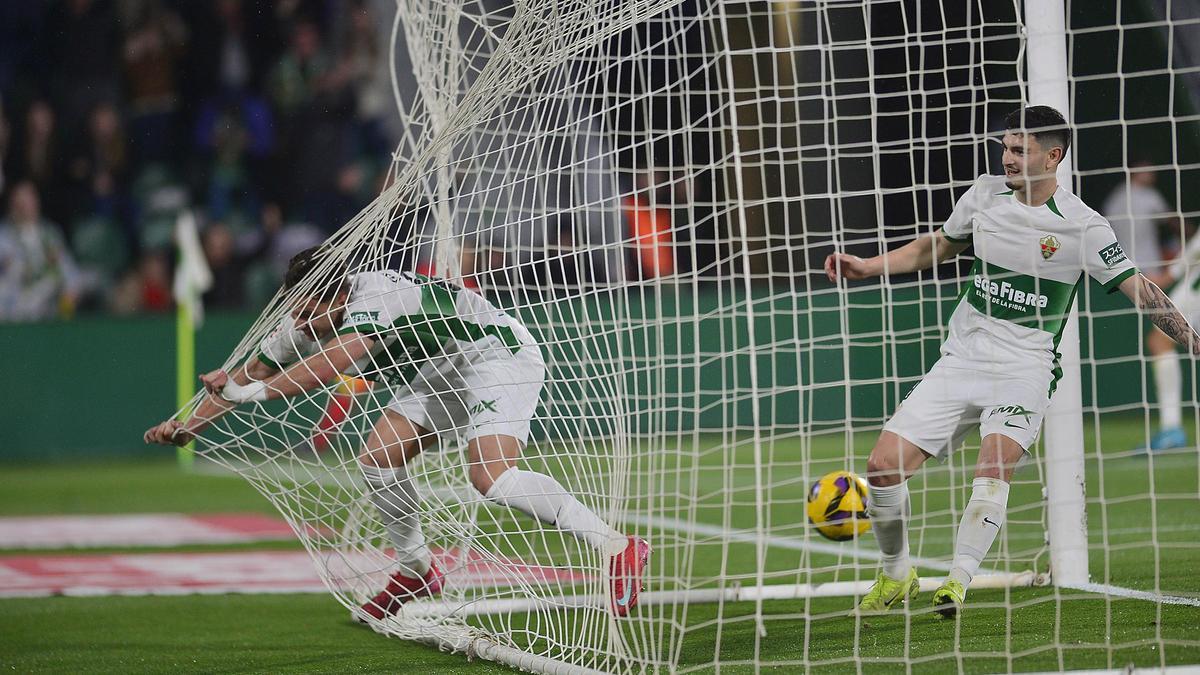Germán Valera se enreda dentro de la portería tras marcar un gol