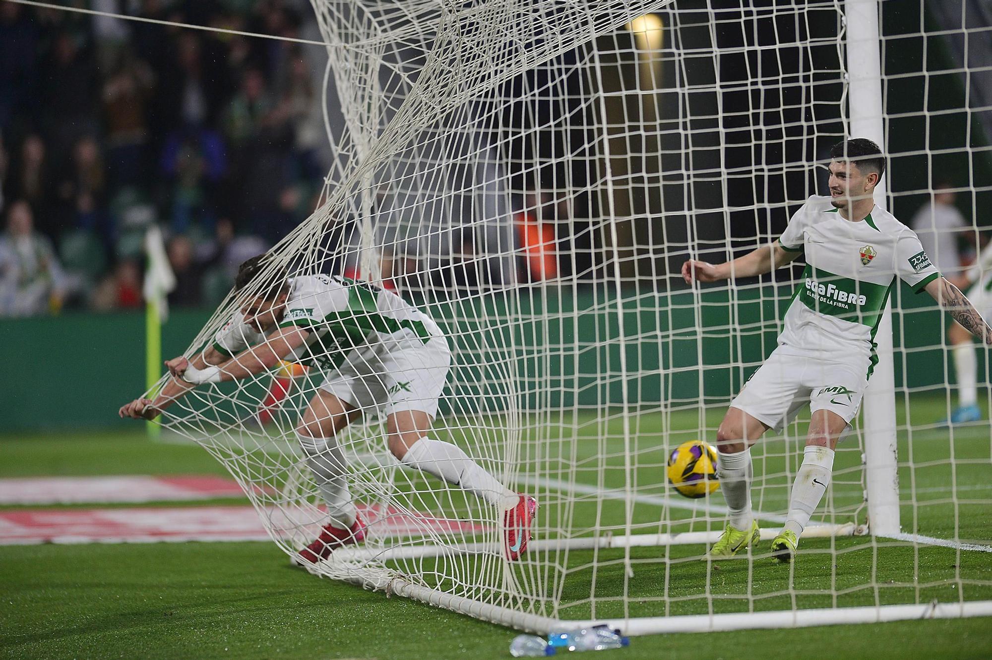 El Elche vence y hace disfrutar al Martínez Valero