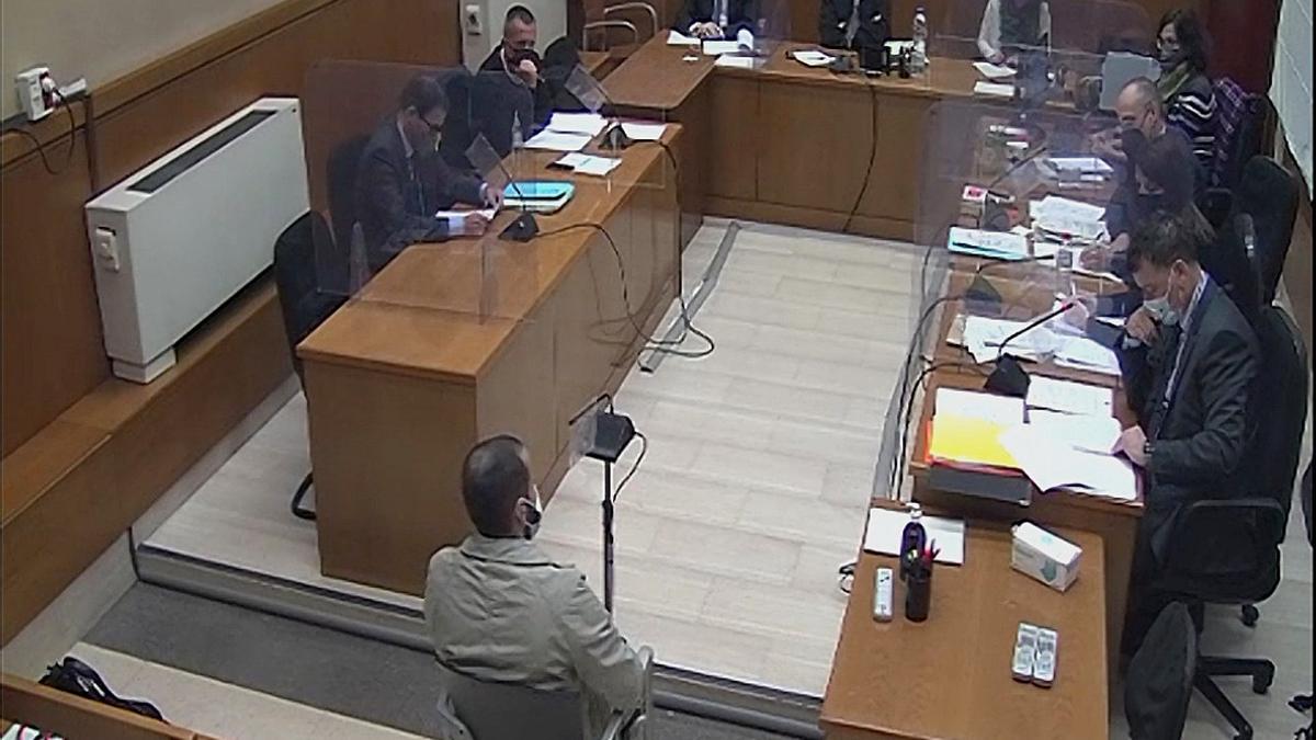 Captura de la declaració d&#039;un dels acusats per les agressions i insults a Balsareny durant el judici a l&#039;Audiència de Barcelona