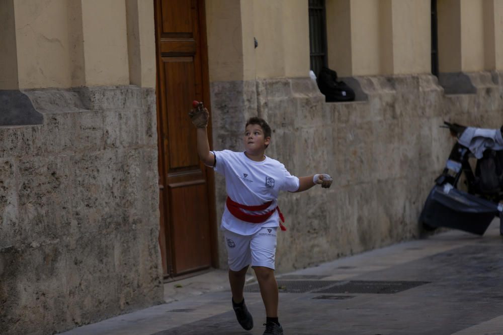 Las fallas infantiles recuperan la pilota valenciana en la calle del ayuntamiento
