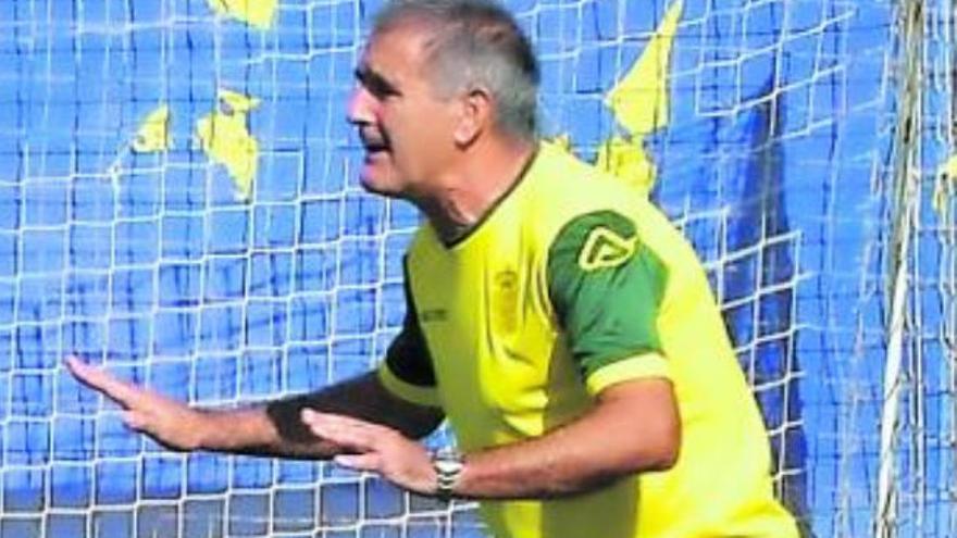 Paco Herrera, técnico de la UD, durante un entrenamiento esta semana.