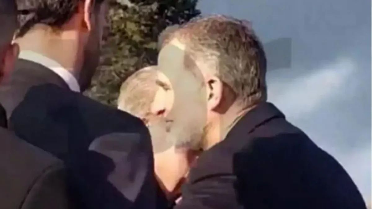 Beso entre el rey Felipe Vi y el emérito