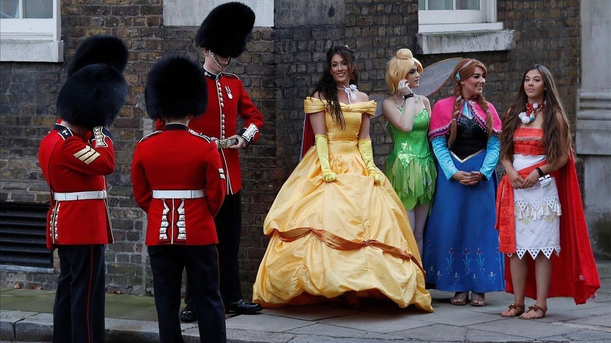 Guardias Galeses se fotografían con invitadas, vestidas de películas de Disney, en un evento en el número 10 de Downing Street.