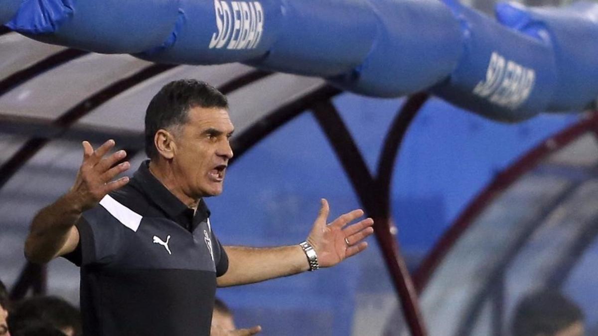 José Luis Mendilibar, en el partido que enfrentó al Eibar y Osasuna en Ipurua.